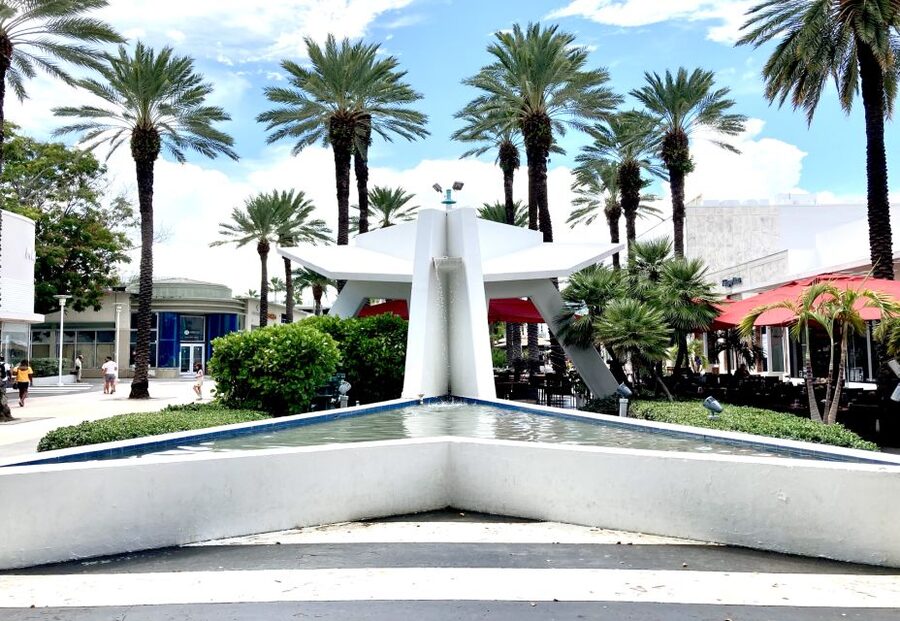 Walking Tour with Cocktails(optional) Miami - Ocean Drive, with more than pretty façades